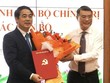 Ông Lê Minh Hưng (bên phải) trao quyết định của Bộ Kl991.com tải ứng dụng cho ông Nghiêm Xuân Thành.