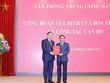 Ủy viên Bộ Kl991.com tải ứng dụng, Thường trực Ban Bí thư, Chủ nhiệm Ủy ban Kiểm tra Trung ương Trần Cẩm Tú (bên phải) trao Quyết định cho tân Phó chánh Văn phòng Trung ương Đảng Phạm Gia Túc. Ảnh: Phương Hoa