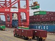 Hoạt động xếp dỡ container tại một cảng ở thành phố Liên Vân Cảng, tỉnh Giang Tô, Trung Quốc. AFP