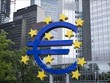 Biểu tượng đồng euro tại Frankfurt, Đức. (Ảnh: THX/TTXVN)