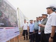 Thủ tướng Phạm Minh Chính trực tiếp kiểm tra tiến độ các dự án xây dựng đường kết nối vào Sân bay Long Thành - Ảnh: Lê Vinh 