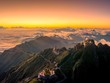 Núi non trùng điệp nhìn từ đỉnh Fansipan (Ảnh: Minh Tú)
