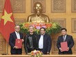 Bộ trưởng Bộ Kế hoạch và Kl99ok phiên bản mới Nguyễn Chí Dũng và Phó Chủ tịch Điều hành Phụ trách Hoạt động Toàn cầu NVIDIA Jay Puri ký và trao biên bản thỏa thuận hợp tác, dưới sự chứng kiến của Thủ tướng Kl993 ưu đãi thưởng hấp dẫn Phạm Minh Chính và Chủ tịch NVIDIA Jensen Huang. Ảnh: Đức Trung 