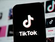Biểu tượng TikTok trên màn hình điện thoại di động. Ảnh tư liệu: THX/TTXVN
