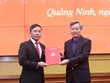 Ông Nguyễn Quang Dương, Ủy viên Trung ương Đảng, Phó Ban Tổ chức Trung ương, trao Quyết định cho ông Phạm Đức Ấn, Phó Bí thư Tỉnh ủy Quảng Ninh.