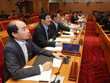 Các đại biểu bấm nút thông qua nội dung Nghị quyết.