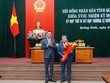 Bí thư Tỉnh ủy Quảng Bình Lê Ngọc Quang tặng hoa chúc mừng Chủ tịch UBND tỉnh Trần Phong.