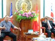 Ông Trương Đình Hải -Chủ tịch HĐQT Kl994 game bài casino hấp dẫn Ngân Tín trao đổi với ông Don Williams tại buổi làm việc