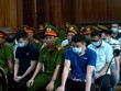 Các bị cáo trong vụ mua bán trái phép hóa đơn tại tòa trước giờ tuyên án.