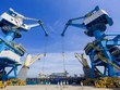 Bốc, xếp hàng hóa tại cảng Dung Quất, tỉnh Quảng Ngãi. (Ảnh: TTXVN)