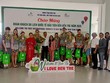 Lãnh đạo ngành du lịch tỉnh và TP. Bến Tre chúc mừng và tặng quà lưu niệm cho đoàn du khách quốc tế
