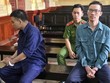 Bị cáo Nguyễn Văn Chung, Tổng giám đốc Công ty TNHH Đo đạc, tư vấn, thiết kế, xây dựng DCB (Công ty DCB), Nguyễn Văn Phú (bạn của Chung) tại toà.