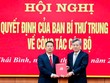 Ông Nguyễn Quang Dương, Phó trưởng ban Tổ chức Trung ương trao quyết định cho tân Phó bí thư Tỉnh ủy Thái Bình Nguyễn Mạnh Hùng. 