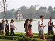 Khách du lịch nước ngoài tại khu vực hồ Hoàn Kiếm, Hà Nội. (Ảnh: Thành Đạt/TTXVN)