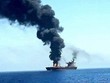 Một tàu hàng bị lực lượng Houthi tấn công trên Biển Đỏ. Ảnh: IRNA/TTXVN