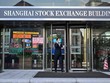 Bên ngoài tòa nhà Sở Giao dịch 99Kl99 link đăng nhập Thượng Hải, Trung Quốc. Ảnh: AFP 