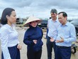 Phó Thống đốc thường trực NHNN Đào Minh Tú trò chuyện với chị Đỗ Thị Cúc (giữa), người nuôi hải sản ở bến Giang, xã Tân An, thị xã Quảng Yên, tỉnh Quảng Ninh ngày 11/9/2024