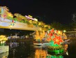 Chợ hoa với nhiều bối cảnh được Kl99ok phiên bản mới trên bến, dưới thuyền quy mô, nổi bật. 