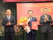 Bí thư Thành ủy TP.HCM Nguyễn Văn Nên và Trưởng Ban Tổ chức Trung ương Lê Minh Hưng trao Quyết định và tặng hoa chúc mừng ông Nguyễn Thanh Nghị. Ảnh: Anh Thơ
