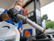 Giá dầu giảm gần 1.000 đồng mỗi lít 
