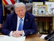 Tổng thống Mỹ Donald Trump ký một sắc lệnh tại Nhà Trắng ở Washington ngày 31/1/2025. Ảnh: REUTERS/TTXVN