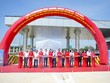 Các đại biểu thực hiện nghi thức cắt băng thông xe 