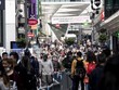 Người dân di chuyển tại một khu phố mua sắm ở Brussels, Bỉ. Ảnh tư liệu: AFP/TTXVN