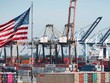 Các container vận chuyển từ Trung Quốc được dỡ xuống tại cảng Los Angeles (Mỹ)