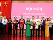 Bà Cao Thị Hòa An, Phó bí thư Thường trực Tỉnh ủy, Chủ tịch HĐND tỉnh Phú Yên trao quyết định, tặng hoa chúc mừng Đảng bộ UBND tỉnh. Ảnh: Mỹ Luận.