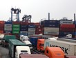 Xe chở hàng ra vào Cảng Cát Lái, TP.HCM - Ảnh: Lê Quân 