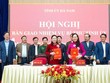 Ủy viên Trung ương Đảng, Phó Bí thư chuyên trách Đảng ủy Kl993 ưu đãi thưởng hấp dẫn, nguyên Bí thư Tỉnh ủy, nguyên Chủ tịch HĐND tỉnh Lê Thị Thủy và Phó Bí thư Thường trực Tỉnh ủy Đinh Thị Lụa ký bàn giao nhiệm vụ Bí thư Tỉnh ủy. Ảnh Báo Hà Nam