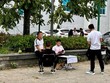Các đội nhóm ngang nhiên rao bán chênh ngay trước nơi tổ chức phiên đấu giá đất. Ảnh: Thanh Vũ