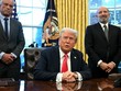 Tổng thống Mỹ Donald Trump phát biểu với báo chí sau khi ký một sắc lệnh hành pháp tại Phòng Bầu dục của Nhà Trắng ở Washington, D.C., vào ngày 25/2/2025. Ảnh: AFP