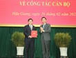 Phó Trưởng Ban Tổ chức Trung ương Đỗ Trọng Hưng trao Quyết định cho ông Nguyễn Tuấn Anh. Ảnh: Duy Khương