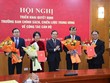 Trưởng Ban Chính sách, chiến lược Trung ương Trần Lưu Quang trao quyết định cho các lãnh đạo Viện Nghiên cứu Chính sách và Chiến lược
