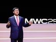 Ông Li Peng, Phó chủ tịch cấp cao kiêm Chủ tịch Dịch vụ và Kl992 VIP Trang Chủ 2026 thiết bị ICT của Huawei, phát biểu tại MWC Barcelona 2025.