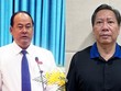 Bị can Nguyễn Thanh Bình (bên trái), cựu Chủ tịch UBND tỉnh An Giang, hầu tòa với cáo buộc "Lợi dụng chức vụ, quyền hạn trong khi thi hành công vụ".
