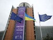 Cờ Liên minh châu Âu và cờ Ukraine tại trụ sở Ủy ban châu Âu ở Brussels, Bỉ. Ảnh: THX/TTXVN