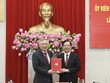 Phó thủ tướng Thường trực Nguyễn Hòa Bình trao quyết định chuẩn y ông Vũ Quyết Tiến. Ảnh: QMG 