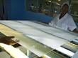 Công nhân Kl994 nhà cái bóng đá world cup tấm năng lượng mặt trời tại nhà máy ở Pinar del Rio, Cuba. (Ảnh: AFP/ TTXVN) 