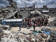 Người dân Palestine xếp hàng chờ lấy nước sinh hoạt tại trại tị nạn ở Dải Gaza ngày 10/4/2025. (Ảnh: THX/TTXVN) 