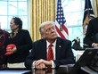 Tổng thống Mỹ Donald Trump và Bộ trưởng Thương mại Howard Lutnick (phải) tại buổi ký tuyên bố mở rộng quyền đánh bắt tại các đảo Thái Bình Dương, diễn ra ở Phòng Bầu dục của Nhà Trắng vào ngày 17/4/2025. Ảnh: AFP