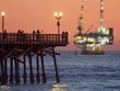 Giàn khoan dầu khí ngoài khơi Esther, cách bờ biển Seal Beach của bang California (Mỹ) khoảng 1,5 dặm. Ảnh: AFP 