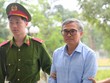 Cựu Thứ trưởng Bộ Công thương Hoàng Quốc Vượng được dẫn giải tới tòa.