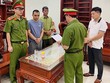 Cơ quan Cảnh sát điều tra Công an tỉnh Quảng Bình tống đạt quyết định khởi tố, lệnh bắt tạm giam đối với Lê Thế Hải (áo phong xanh cổ tròn) – Giám đốc Công ty TNHH cung ứng nhân lực Win Group.