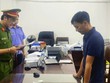Cơ quan tố tụng công bố các quyết định với đối tượng Trần Văn Huân. Ảnh: Công an Hòa Bình