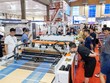 Triển lãm HanoiPlas 2025 thu hút đông đảo người tham quan trong ngày khai mạc.