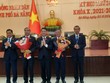 HĐND TP. Đà Nẵng tặng hoa chúc mừng cho 2 lãnh đạo Đà Nẵng có đơn xin nghỉ hưu trước tuổi, trong đó có ông Lê Trung Chinh, Chủ tịch UBND TP. Đà Nẵng. Ảnh: Linh Đan 