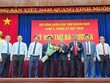 Lãnh đạo tỉnh Quảng Nam tặng hoa chúc mừng ông Lê Văn Dũng. 