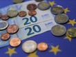 Đồng tiền giấy và xu mệnh giá 20 euro tại Brussels, Bỉ. Ảnh: THX/TTXVN